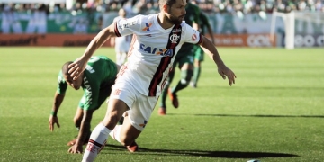 Com gol de Diego, Fla supera a Chape e quebra jejum de vitórias fora de casa