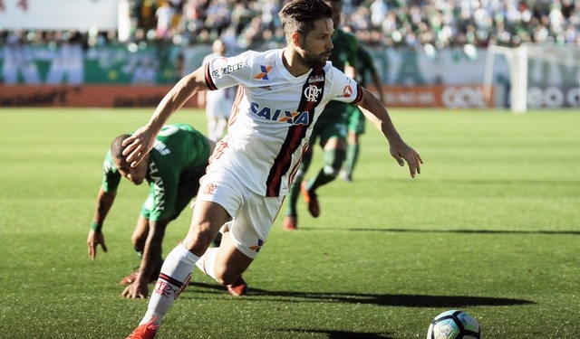 Com gol de Diego, Fla supera a Chape e quebra jejum de vitórias fora de casa