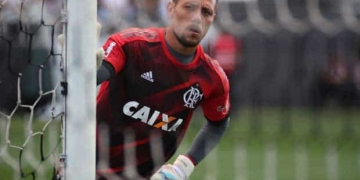 Diego Alves pega pênalti, mas Ponte Preta sai com a vitória