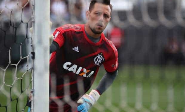 Diego Alves pega pênalti, mas Ponte Preta sai com a vitória