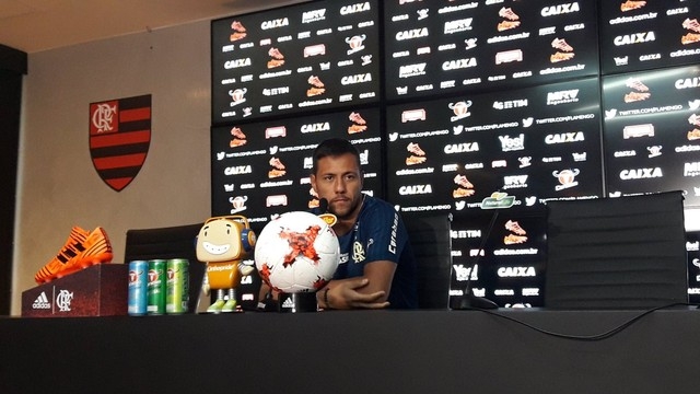 Diego Alves diz que jogadores cobraram melhora após derrota e pede apoio no Fla