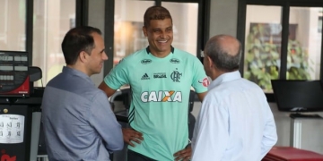 Após terminar quimioterapia, Ederson volta a treinar no Flamengo