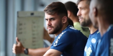 Propostas invisíveis, desempenho ruim e sumiço: Vizeu perde espaço no Flamengo