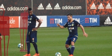 Diego treina com time após lesão e faz golaços em trabalho de finalizações; veja