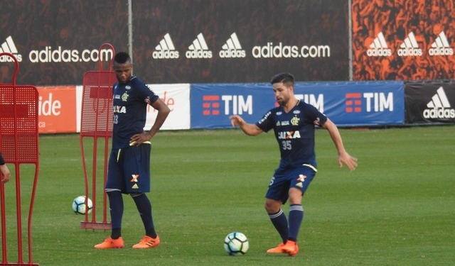 Diego treina com time após lesão e faz golaços em trabalho de finalizações; veja