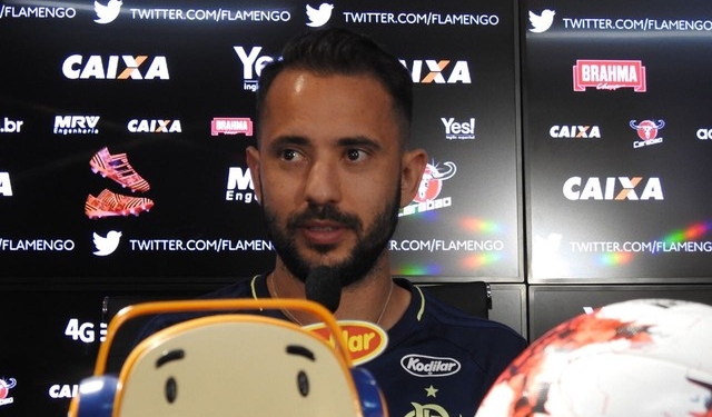 Éverton Ribeiro diz que "não falta raça" ao Fla, mas revela papo por nova postura