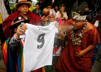 Com camisa de Guerrero e caveira, xamãs peruanos realizam ritual antes de decisão