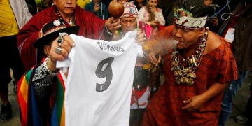 Com camisa de Guerrero e caveira, xamãs peruanos realizam ritual antes de decisão
