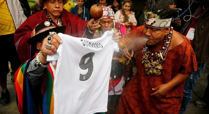 Com camisa de Guerrero e caveira, xamãs peruanos realizam ritual antes de decisão