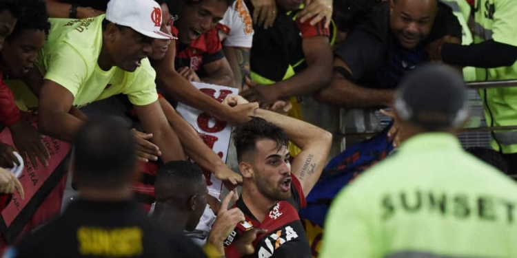 Vizeu aproveita gol da vitória para celebrar amizade com Rhodolfo