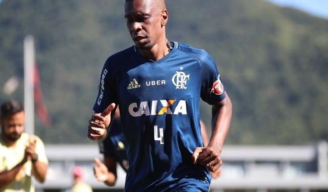 Juan evolui, e Fla quer jogador contra o Cruzeiro, mas depende de último teste