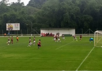 Sub-16 empata com Flu e assume liderança isolada no triangular final da Guilherme Embry