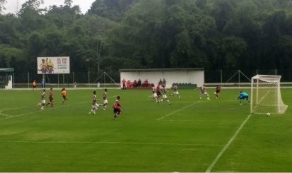 Sub-16 empata com Flu e assume liderança isolada no triangular final da Guilherme Embry