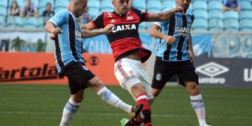 Após sofrer virada do Grêmio, Flamengo luta contra desespero em campo