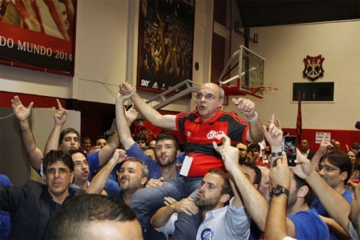 Mal no futebol, gestão do Flamengo sofre perdas no campo político