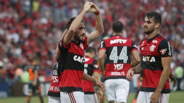 Flamengo goleia Corinthians e volta a mirar o G4 do Campeonato Brasileiro