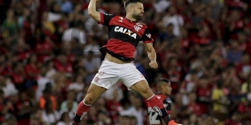 Em jogo eletrizante, Fla arranca empate e elimina Flu da Sul-Americana