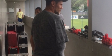 Diego Alves aparece em treino do Flamengo e torcida volta a lamentar lesão do goleiro