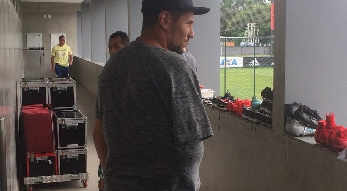 Diego Alves aparece em treino do Flamengo e torcida volta a lamentar lesão do goleiro