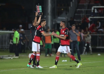 Com zaga em baixa, Rueda lança dupla que ainda não sofreu gol junta