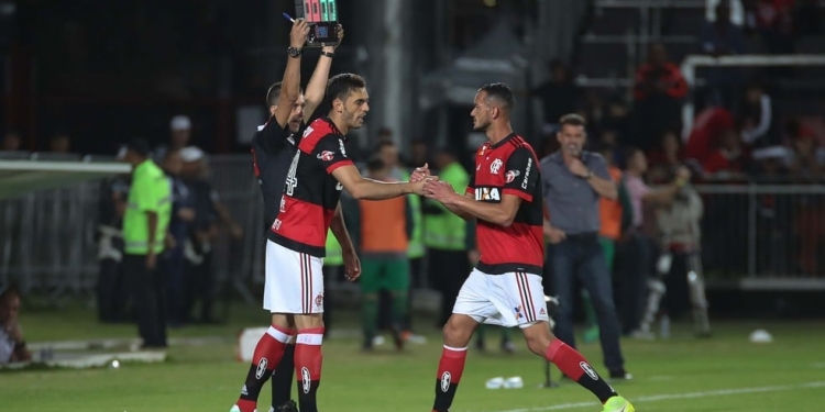 Com zaga em baixa, Rueda lança dupla que ainda não sofreu gol junta