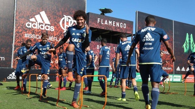 Rueda barra Arão e Pará em treino do Fla e testa Marcio Araújo e Rodinei