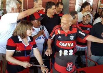 Bolo de aniversário gera saia justa com presidente nos 122 anos do Flamengo