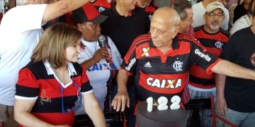 Bolo de aniversário gera saia justa com presidente nos 122 anos do Flamengo