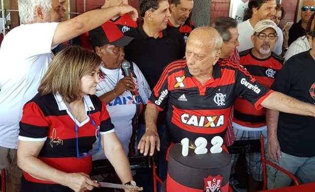 Bolo de aniversário gera saia justa com presidente nos 122 anos do Flamengo