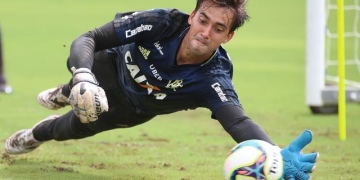 Ex-técnico do Flamengo elogia César e dispara: “Nasceu para pegar pênalti”