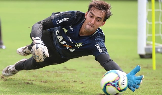 Ex-técnico do Flamengo elogia César e dispara: “Nasceu para pegar pênalti”
