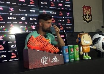Diego faz apelo à torcida do Flamengo para encher Maraca