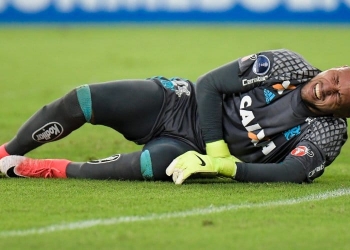 "Cometemos erros que comprometem", diz Diego Alves após derrota do Fla