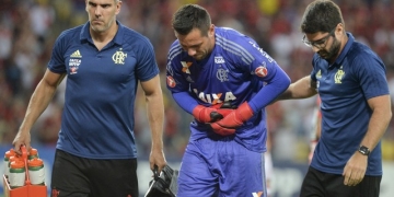Diego Alves passará por cirurgia após fratura; recuperação dura cerca de 2 meses