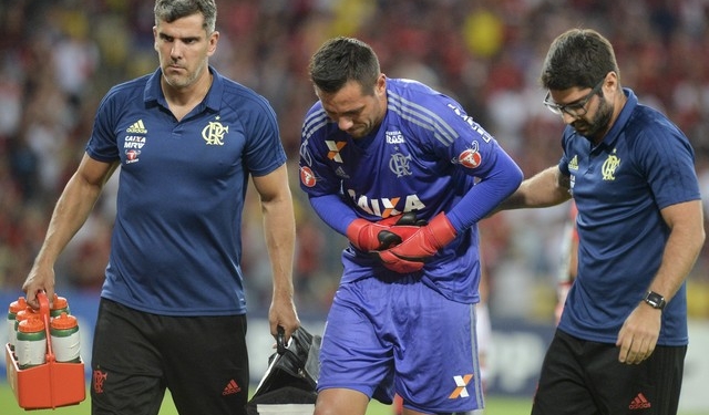 Diego Alves passará por cirurgia após fratura; recuperação dura cerca de 2 meses
