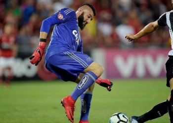 Muralha falha duas vezes, e Santos vira sobre o Flamengo na Ilha