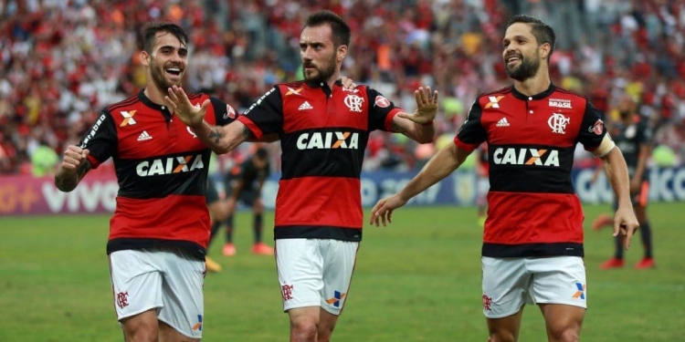 Flamengo derrota o Corinthians em jogo com discussão entre Rhodolfo e Vizeu