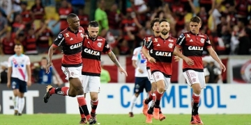 Flamengo sofre, mas consegue virada na base da raça no Maracanã: 2x1