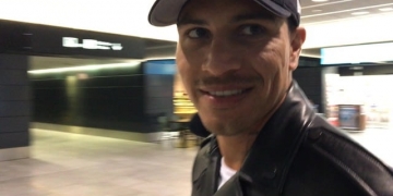 Sorridente, Guerrero chega à Suíça para defesa na Fifa: "Estou tranquilo"