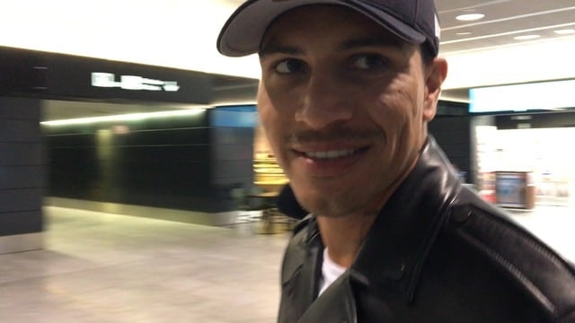 Sorridente, Guerrero chega à Suíça para defesa na Fifa: "Estou tranquilo"