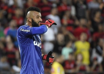 “Um goleiro que não se confia”: jornal colombiano faz análise do momento de Muralha no Fla