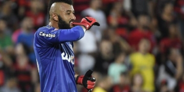 “Um goleiro que não se confia”: jornal colombiano faz análise do momento de Muralha no Fla