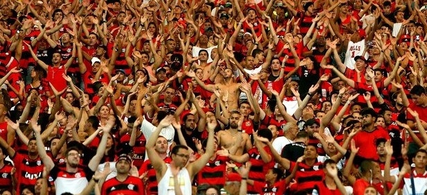 Defesa do Flamengo erra muito, e torcida perde paciência com Rafael Vaz