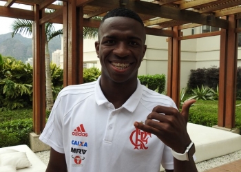 Fã de pipa e Adriano, Vinicius Jr já "habla" espanhol e espera "zap" de CR7