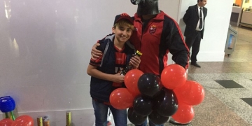 Fla chega com festa a Porto Alegre, e Vizeu passa apoio a Guerrero: "100{ce51122aaa458b8ed57c0d63bca33bc81b1e90da3f072a7d1950e83089fa6097} com ele"