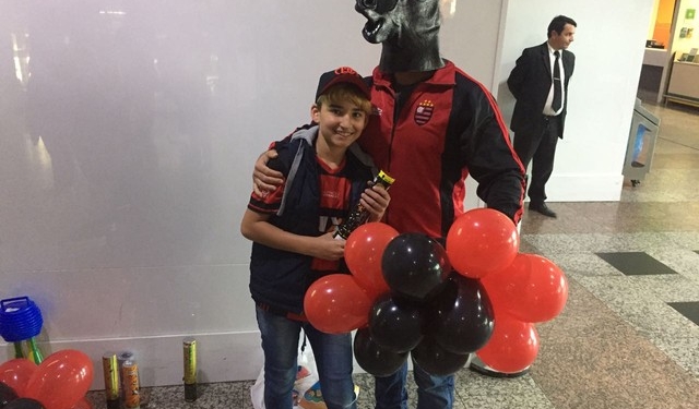 Fla chega com festa a Porto Alegre, e Vizeu passa apoio a Guerrero: "100{ce51122aaa458b8ed57c0d63bca33bc81b1e90da3f072a7d1950e83089fa6097} com ele"