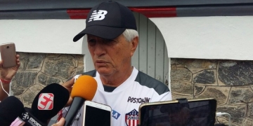 Treinador do Junior minimiza colombianos no Flamengo: "Sabemos como pensam"