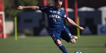 Rueda observa Fla com Mancuello na ponta e Paquetá de centroavante; Everton treina com bola e joga a volta