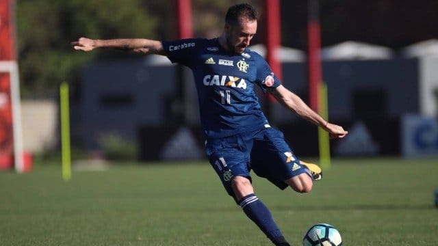 Rueda observa Fla com Mancuello na ponta e Paquetá de centroavante; Everton treina com bola e joga a volta