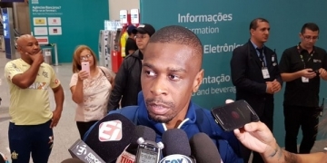 Flamengo desembarca com segurança reforçada mas sem protestos